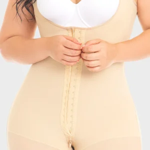 Short girdle with greater coverage on the back F0065